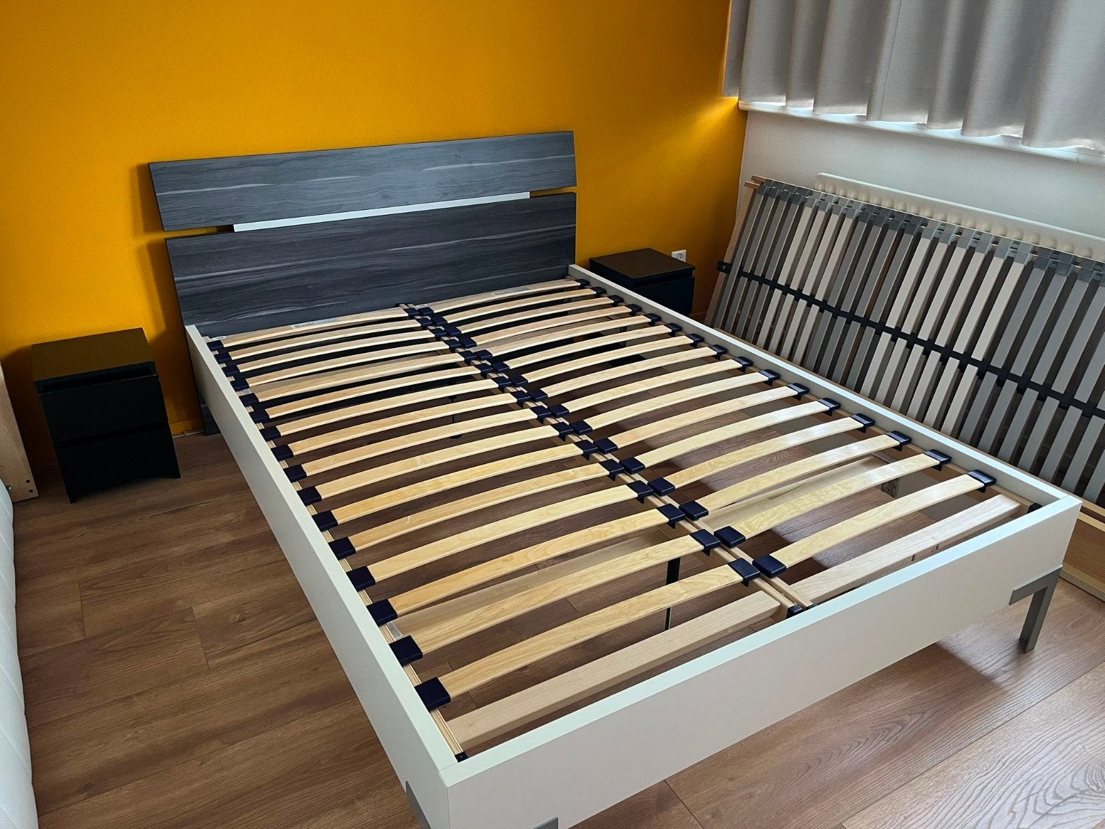 Bed 140 cm breed met 2 zwarte nachtkastjes, Huis en Inrichting, Ophalen, Gebruikt, Zwart, Tweepersoons