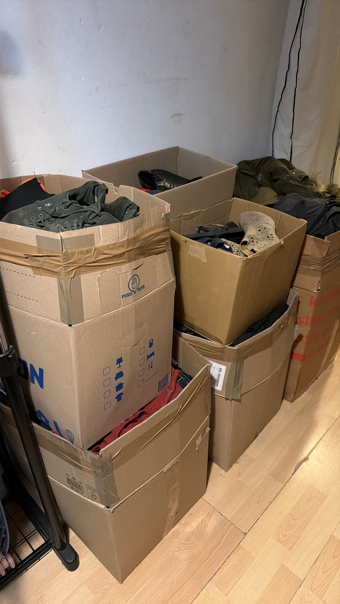 Grote partij kleding 150 paar schoenen 500 stuks kleding, Ophalen of Verzenden, Gedragen, Overige kleuren, Sneakers of Gympen