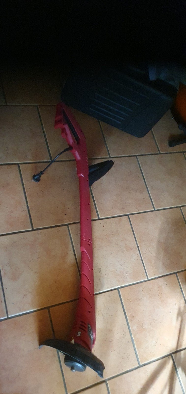 Elektrische grastrimmer - Rood, Gebruikt, Onbekend, Ophalen of Verzenden, 30 tot 50 cm