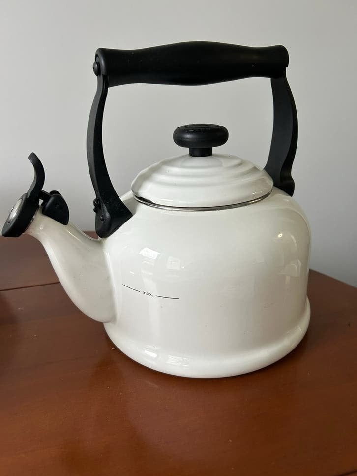 Le Creuset Fluitketel wit 2,1 ltr, Kinderen en Baby's, Babyfoons, Ophalen, Zo goed als nieuw