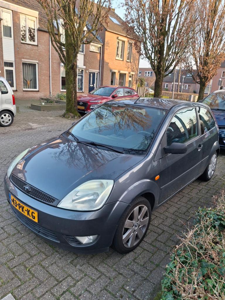 Ford Fiësta 1.6 16V 3DR 2004 Grijs, Auto's, Ford, Voorwielaandrijving, 1596 cc, 15 km/l, 40 €/maand