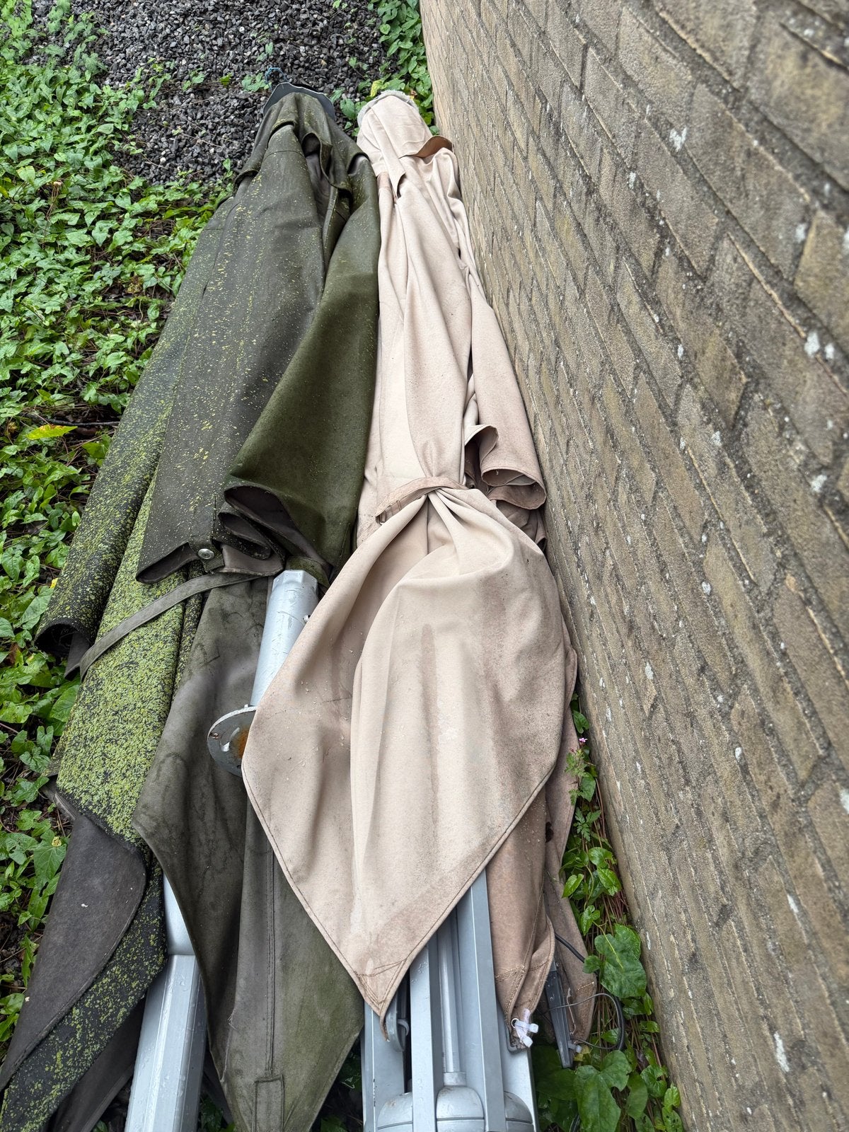 Twee grote parasols (4x4m) van zeer goede kwaliteit te koop