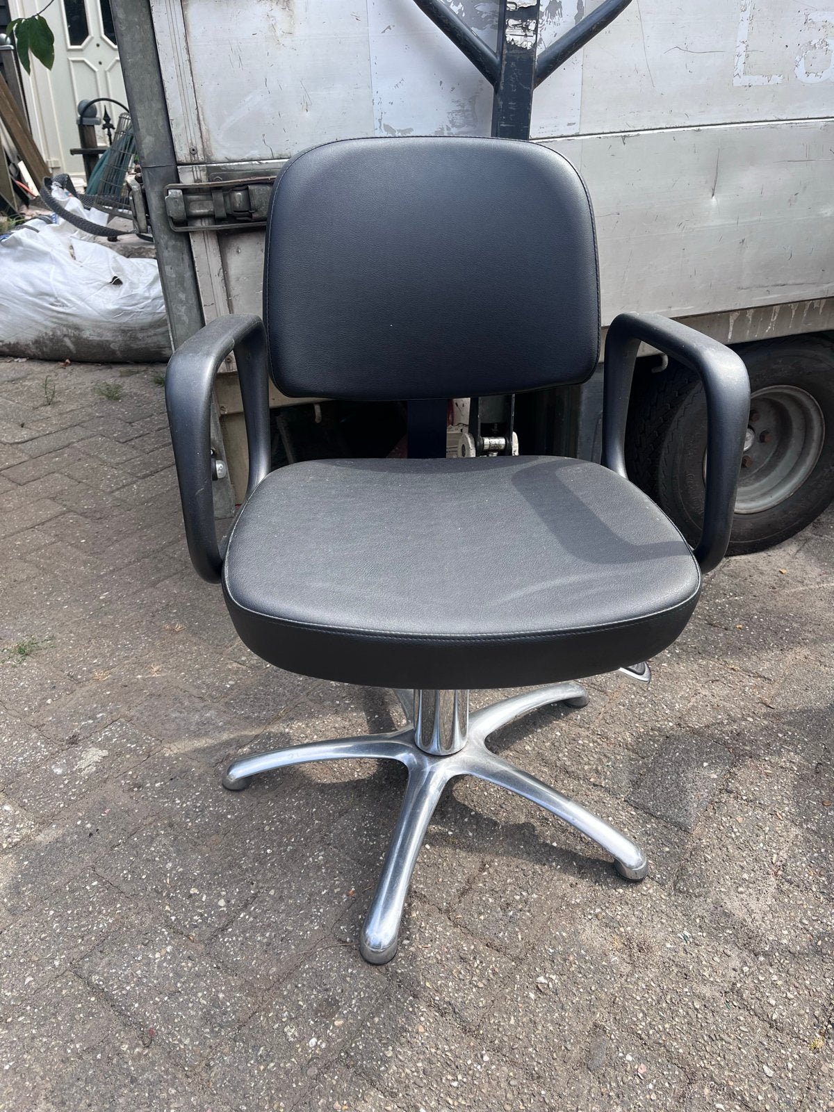 Verstelbare Kappersstoel - Comfort en Stijl voor uw Salon, Ophalen, Kunststof, Gebruikt, Zwart