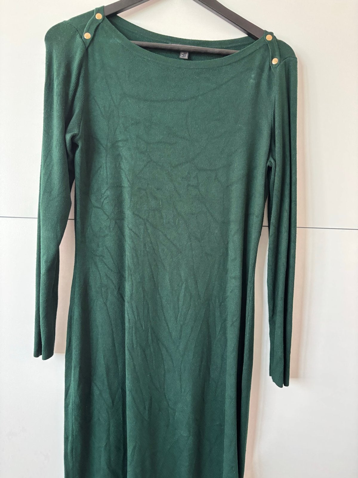 Donkergroene jurk met lange mouwen en knoopdetails, Maat 38/40 (M), Ophalen of Verzenden, Zo goed als nieuw, Knielengte