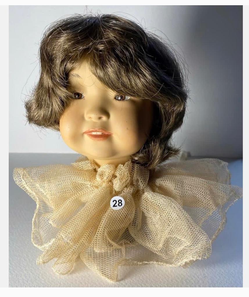 Schattig jongens poppenkopje, pruik en kraag, 11 cm, Verzamelen, Poppen, Ophalen of Verzenden, Zo goed als nieuw, X, Pop