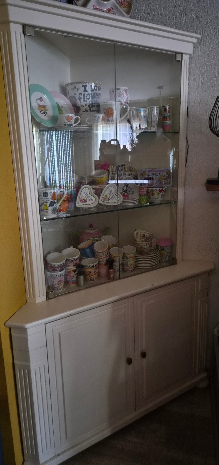 Witte hoekkast met glazen deuren en opbergruimte, Huis en Inrichting, Kasten | Vitrinekasten, Ophalen, 100 tot 150 cm, Klassiek, Landelijk