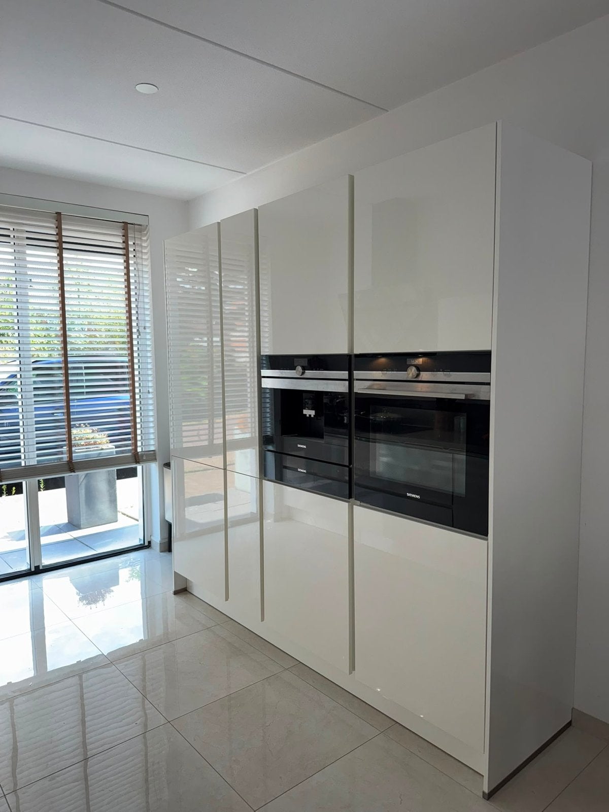 Moderne witte keuken met Siemens en Quooker, Ophalen, Wit, Dubbelwandige keuken, Zo goed als nieuw