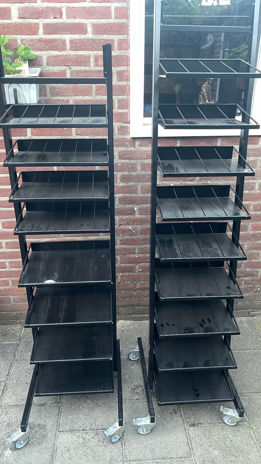 Twee metalen rekken op wielen, Ophalen, Nieuw