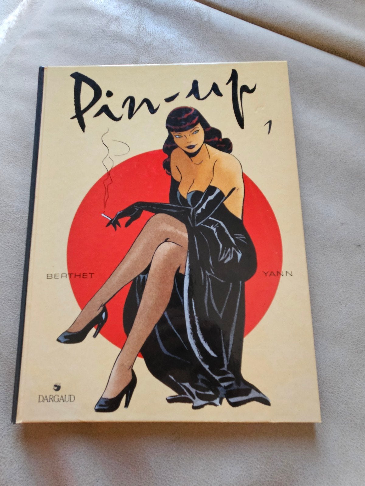 Pin-Up 1e deel Remember Pearl Harbor, Boeken, Ophalen of Verzenden