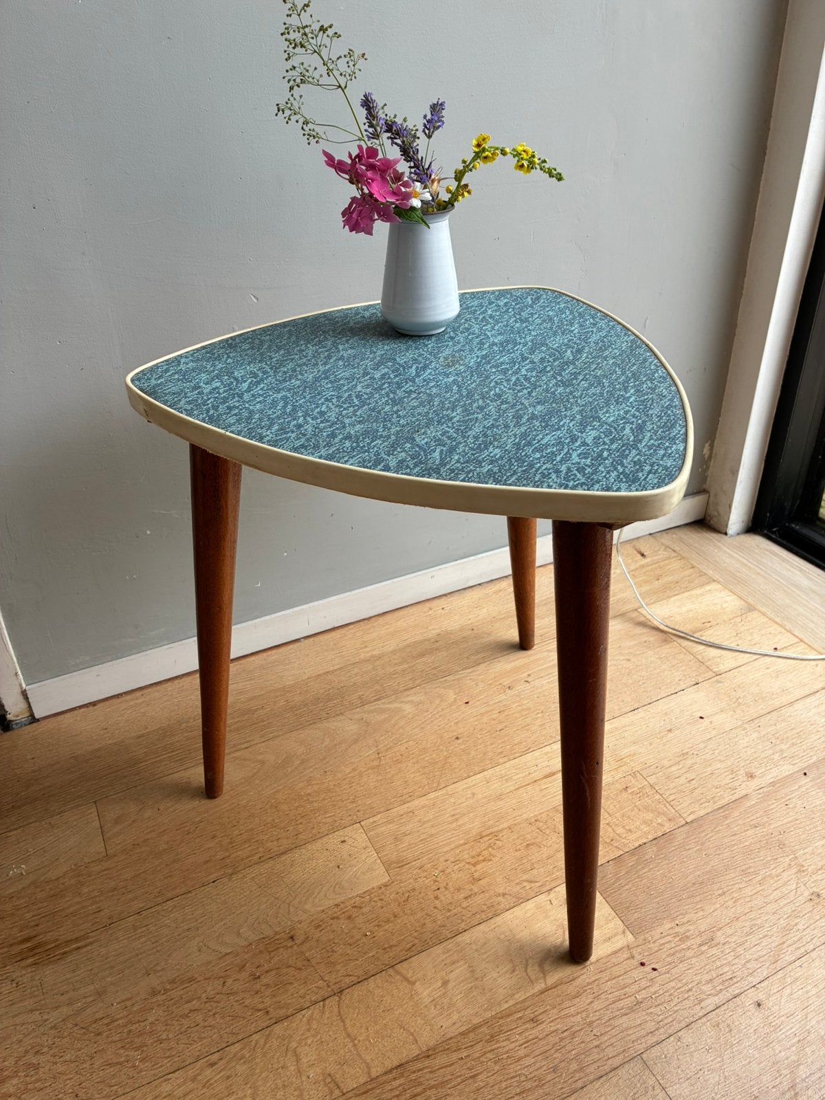 Midcentury driehoekig tafeltje jaren 50, Ophalen, Zo goed als nieuw, Rechthoekig, Minder dan 55 cm
