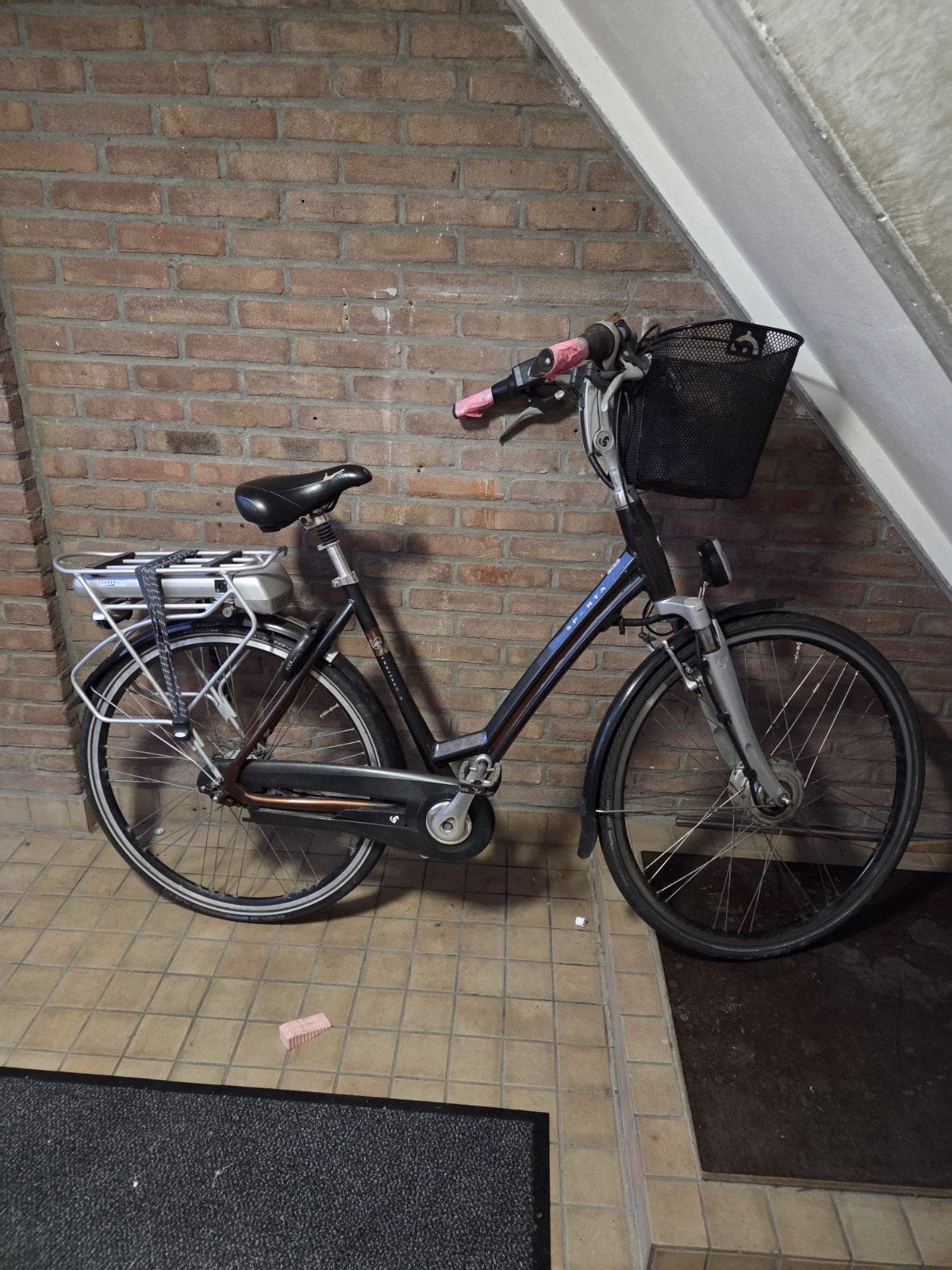 Elektrische damesfiets met mandje en oplader, Fietsen en Brommers, Fietsen | Dames | Damesfietsen, Ophalen of Verzenden, Gebruikt