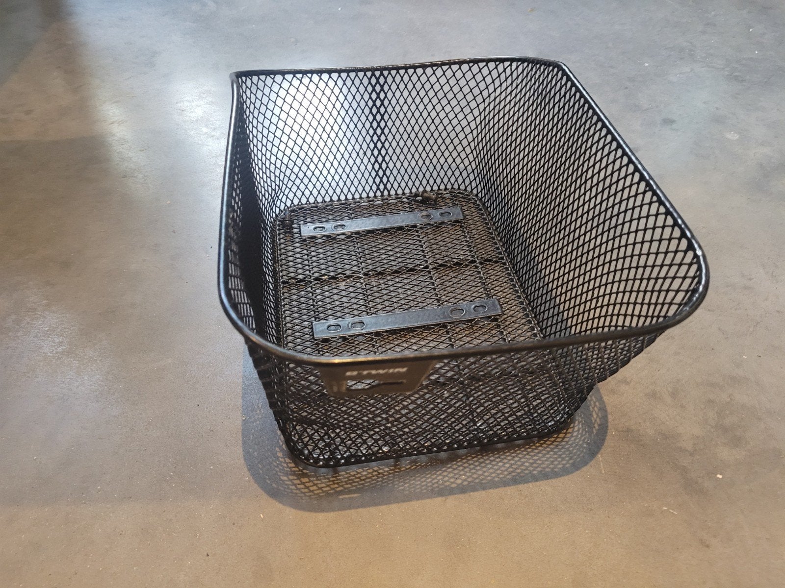 Zwart metalen fietsmandje met bevestigingsmiddelen, Ophalen, Gebruikt, Fietsmand, Onbekend