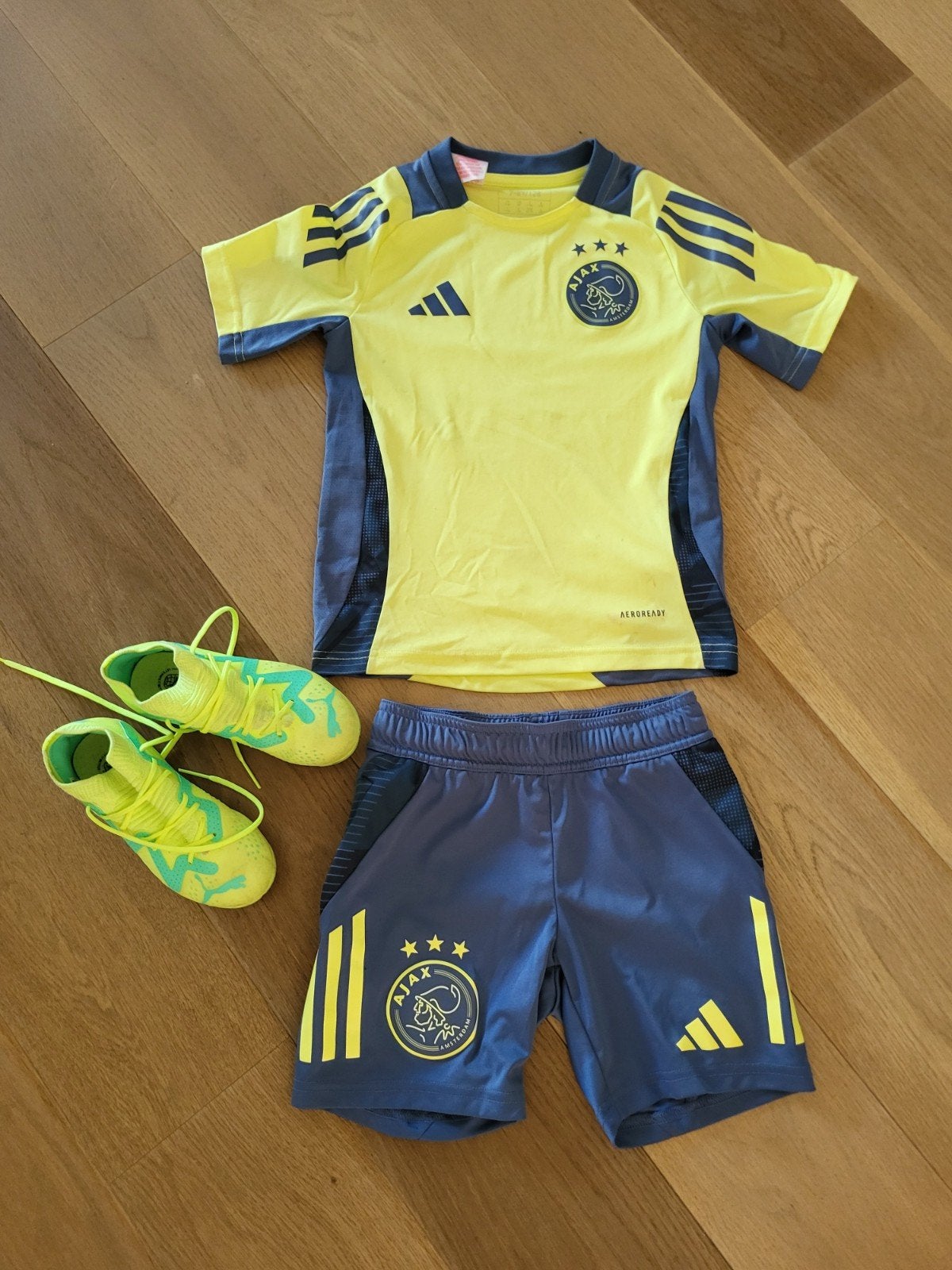 Voetbaltenue Adidas Ajax maat 128 & Puma voetbalschoenen 28, Ophalen, Maat XS of kleiner, Schoenen, Zo goed als nieuw