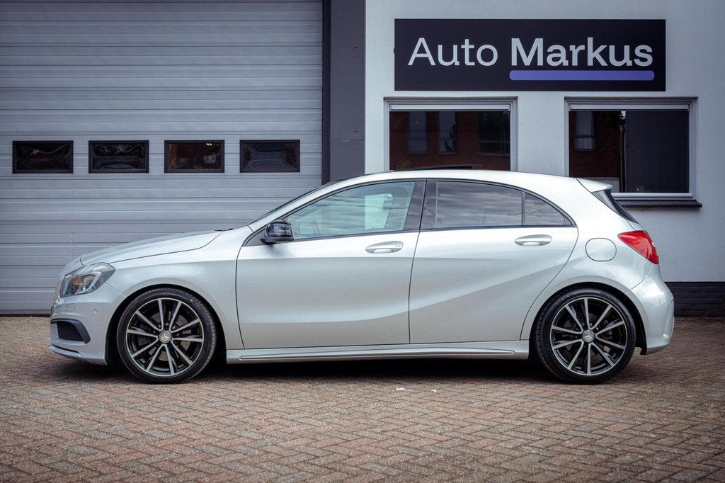 Mercedes A-klasse A250 AMG Aut|Pano|Adaptive cruise|Harman/K, Auto's, Mercedes-Benz, Gebruikt, 4 cilinders, Leder, Bedrijf