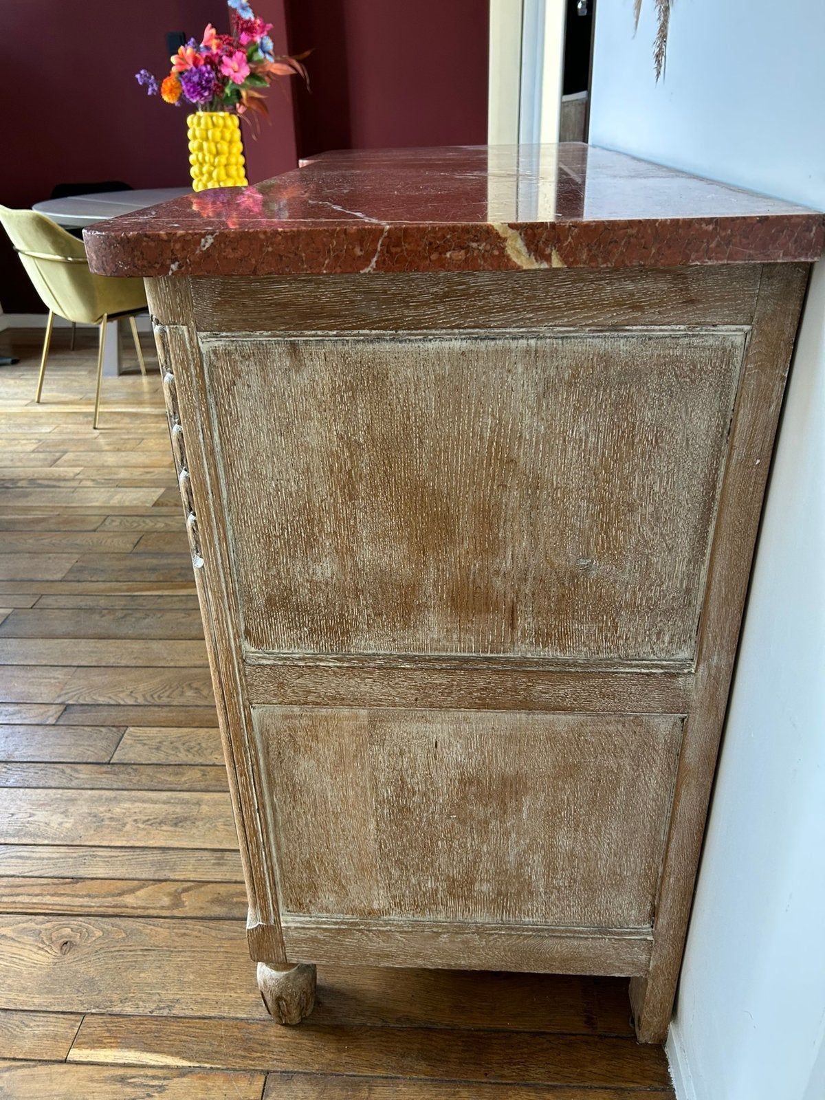 Vintage kast met rode marmeren blad, Ophalen, Zo goed als nieuw, 50 tot 75 cm, 100 tot 150 cm