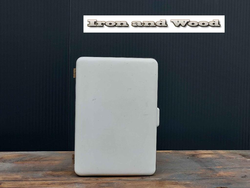 Oud vintage zwart/wit bakeliet medicijnkastje / muurkastje, Antiek en Kunst, Ophalen of Verzenden
