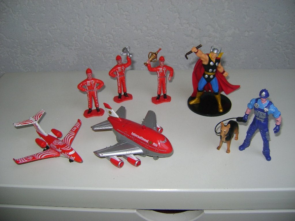 8 del aktie figuren van marvel thor popjes 10cm 2vliegtuigen, Ophalen of Verzenden, Zo goed als nieuw