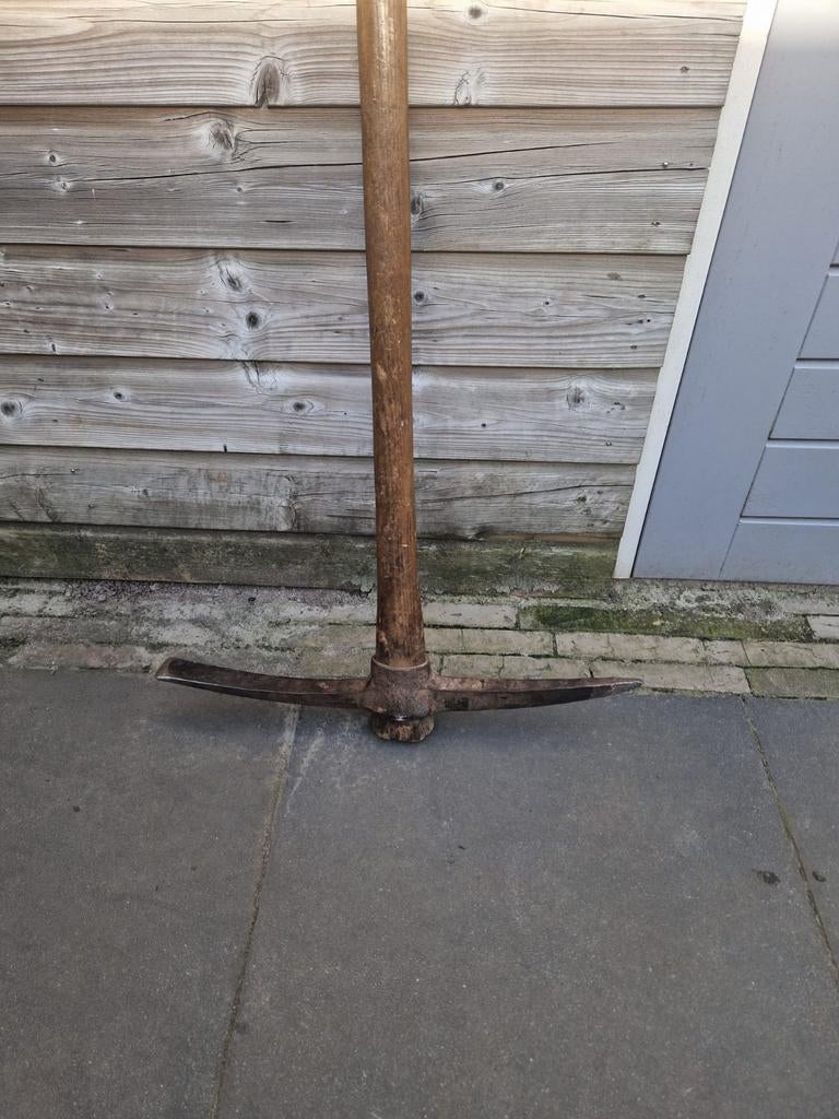 Oude houweel met houten steel, Doe-het-zelf en Verbouw, Ophalen of Verzenden, Gebruikt