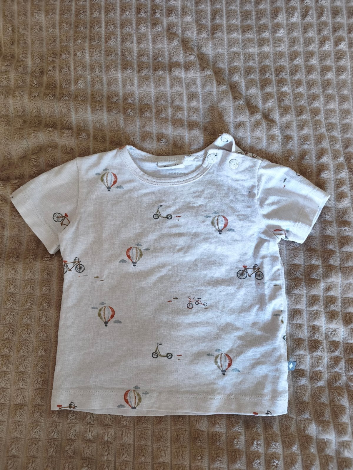 Froy & Dind T-shirt maat 62 met fietsjes en luchtballonnen, Froy & Dind, Jongetje of Meisje, Ophalen of Verzenden, Zo goed als nieuw