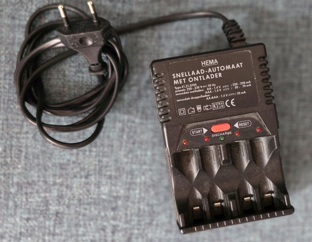 Hema batterijen snellader AA/AAA met ontlader, Ophalen, Zo goed als nieuw