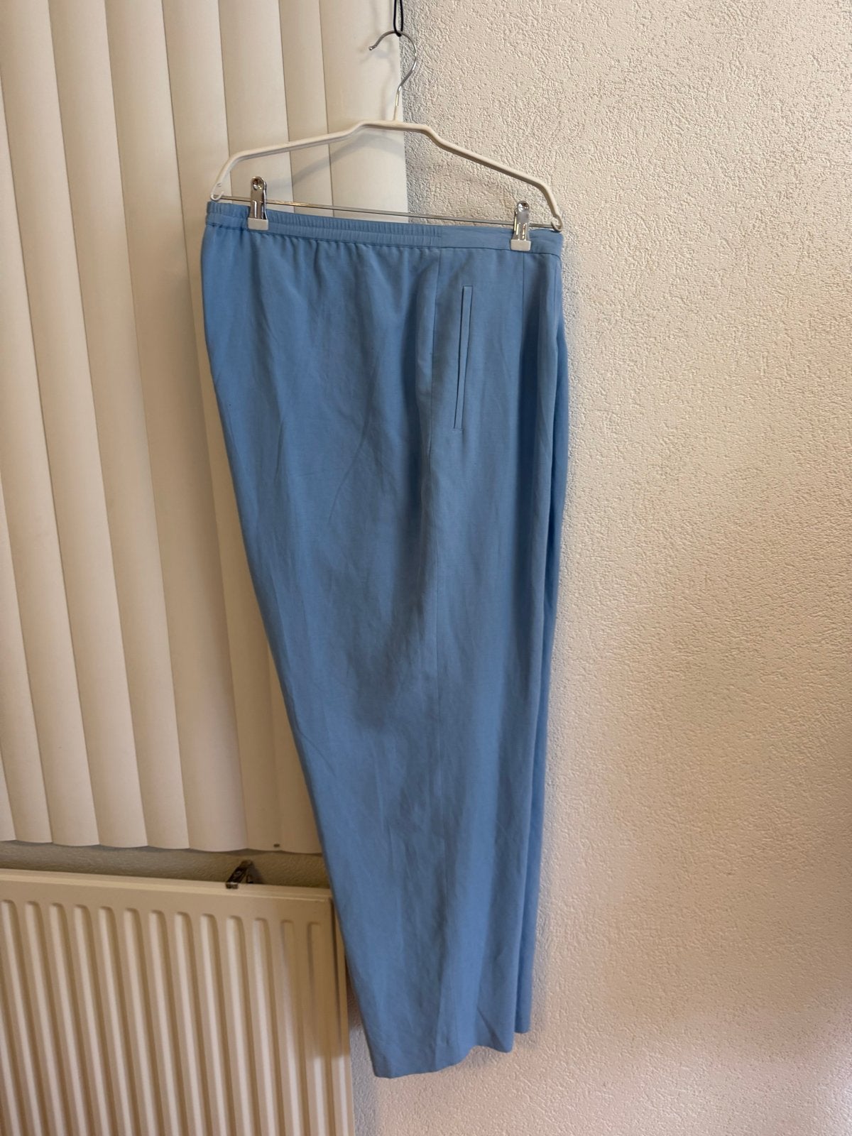Liz Claiborne lichtblauwe zomerbroek zijde/linnen maat 52, Ophalen of Verzenden, Zo goed als nieuw, Blauw, Broek of Spijkerbroek