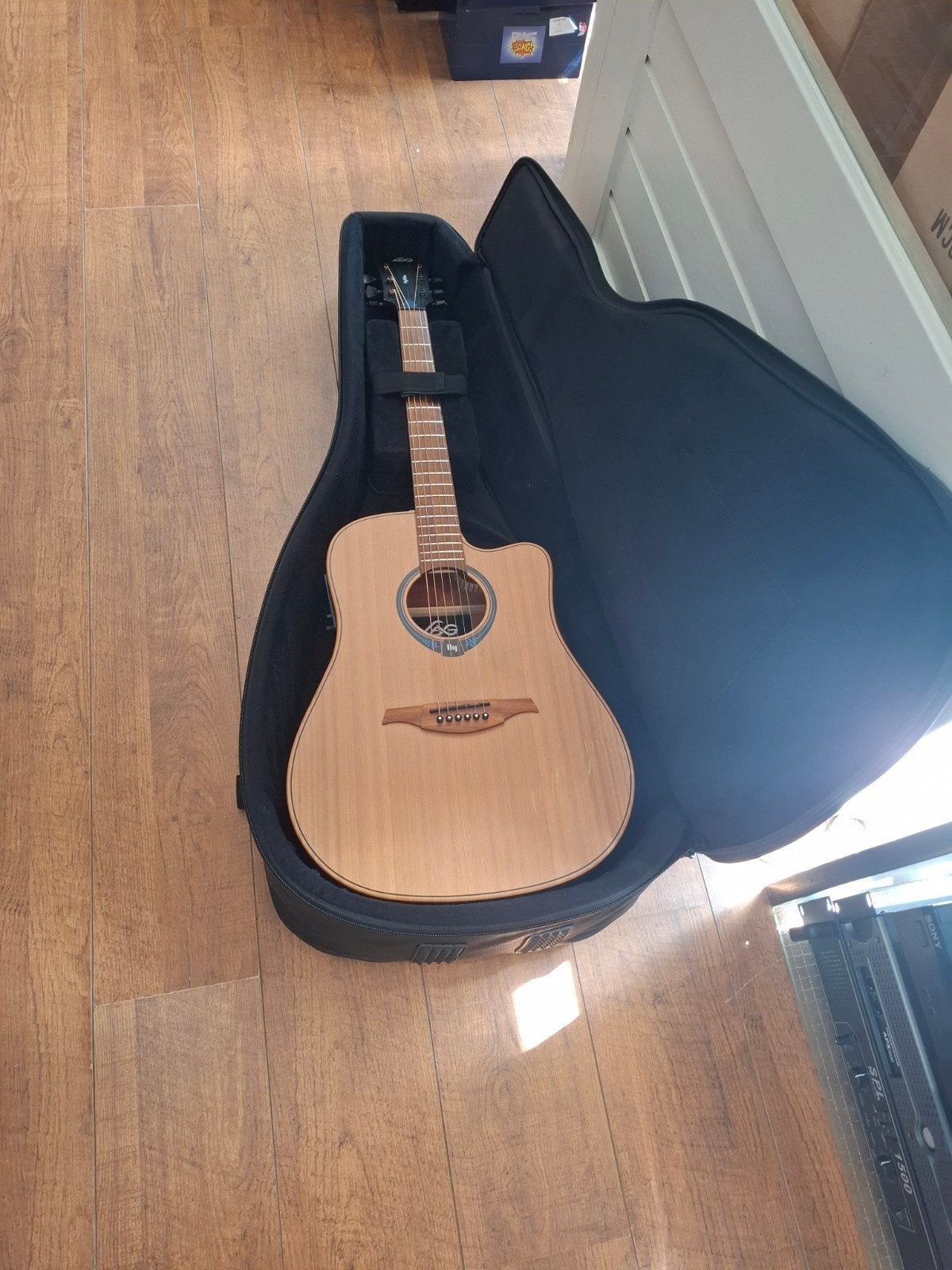 Lâg Tramontane THV10DCE HyVibe Westerngitaar met koffer, Muziek en Instrumenten, Snaarinstrumenten | Gitaren | Akoestisch, Ophalen of Verzenden