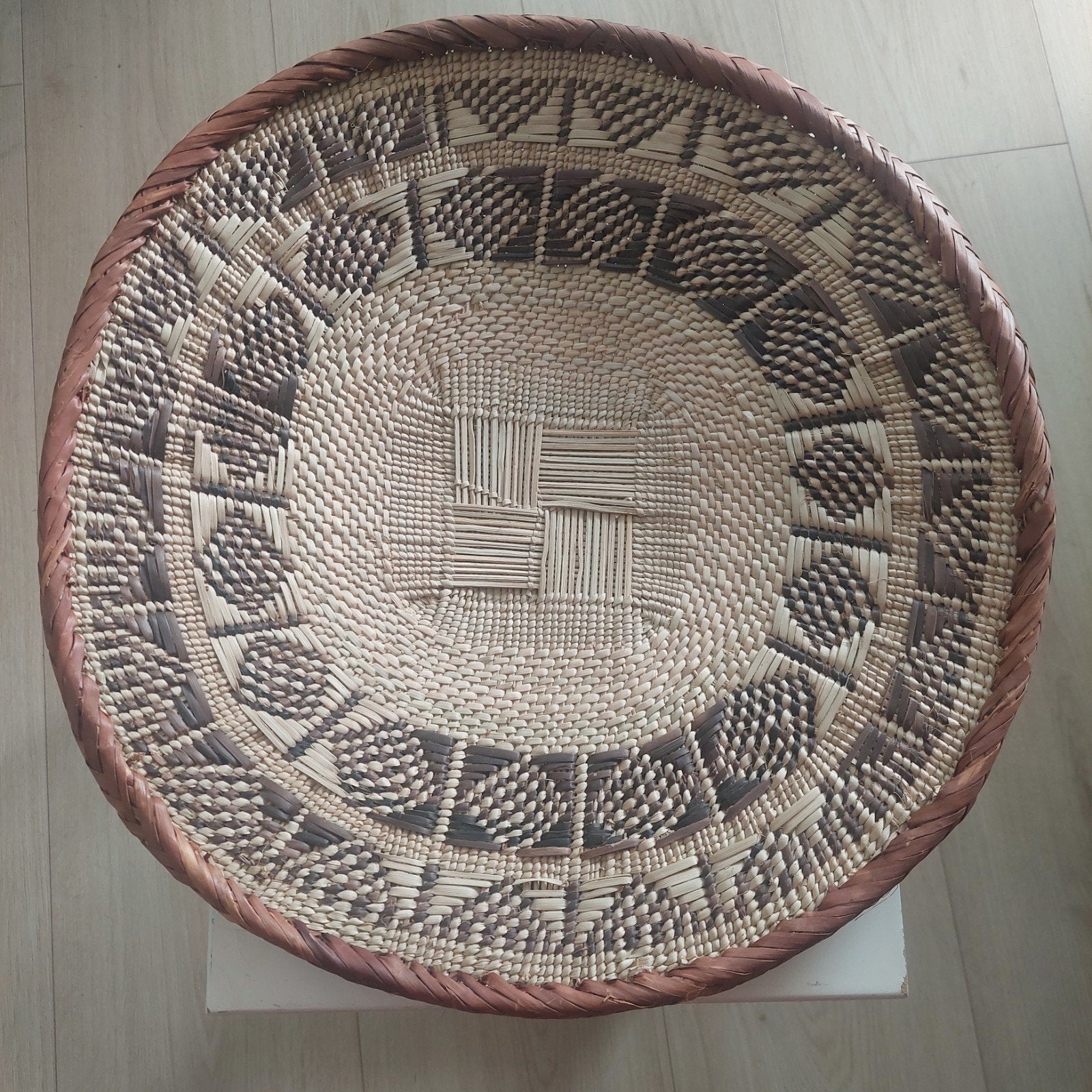 Decoratieve rieten schaal - Handgemaakt met uniek patroon, Ophalen of Verzenden, Nieuw, Rond