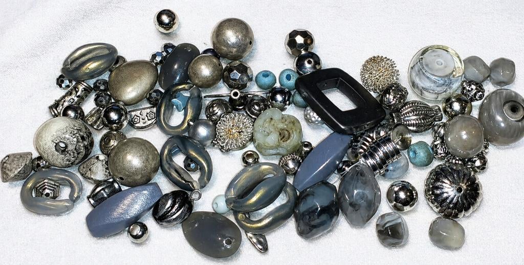 lot kralen mix grijs zilver +- 113 kralen 155 gram, Ophalen of Verzenden, Nieuw, Kraal