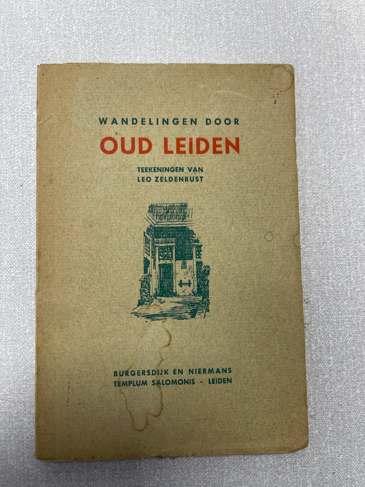 Nostalgisch boekje: Wandelingen door Oud Leiden - Leo Zelden, Ophalen of Verzenden, Gelezen, Nederland