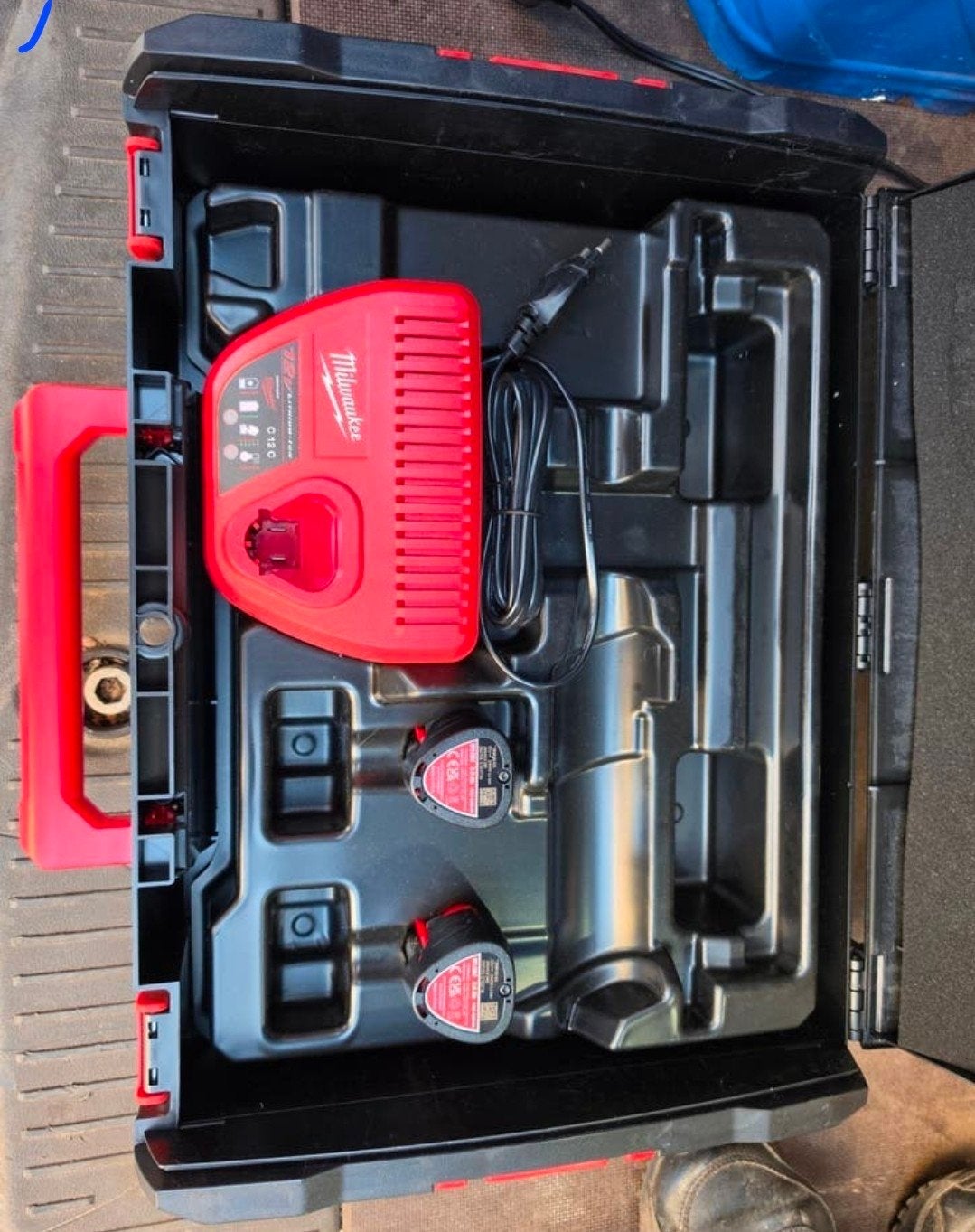 Milwaukee m12 lader met 2x 2ah accus in hd box, Ophalen of Verzenden, Boormachine