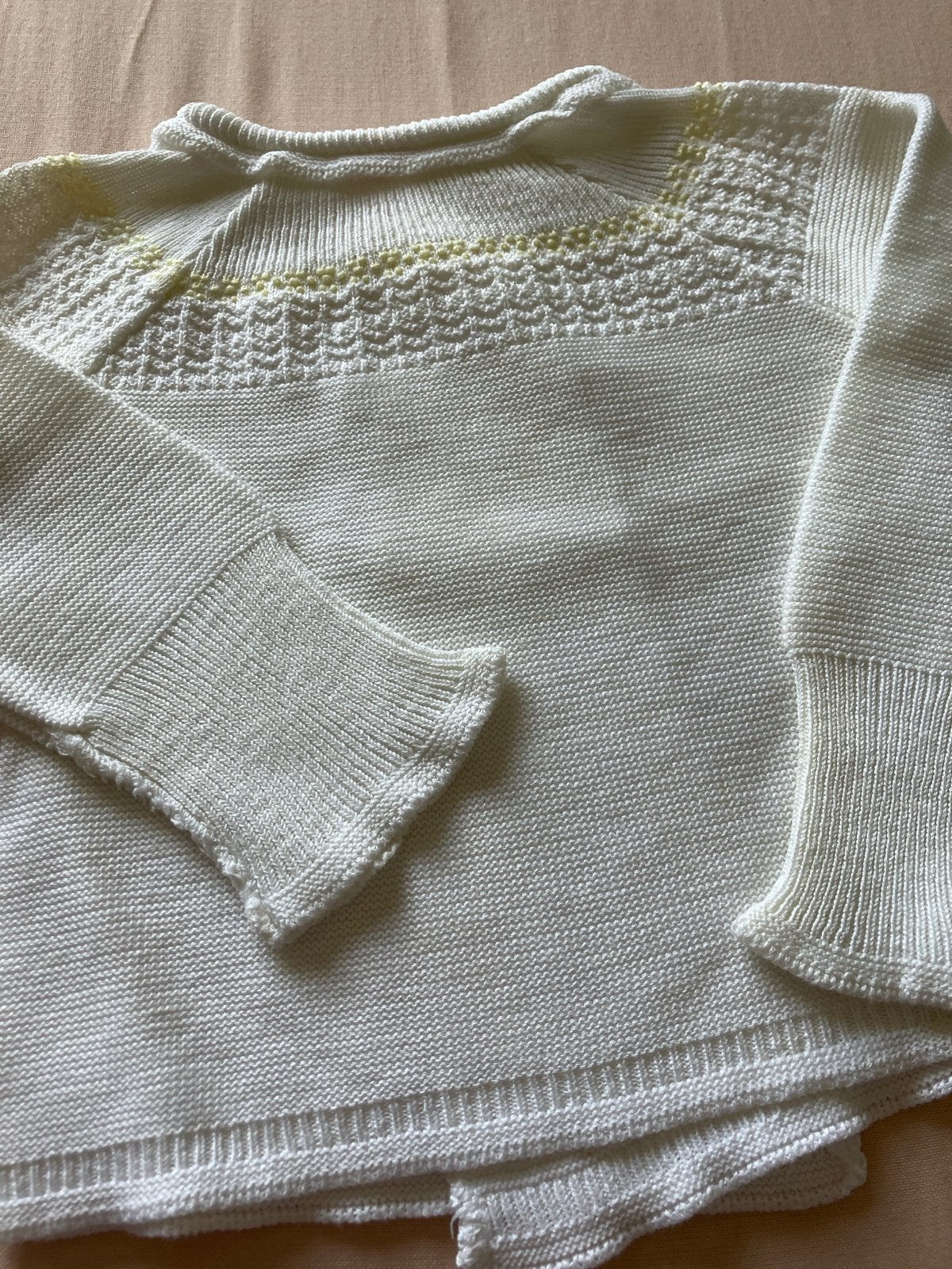 Handgebreid babyvestje/trui - wit met geel accent, Ophalen of Verzenden, Zo goed als nieuw, Jongetje of Meisje