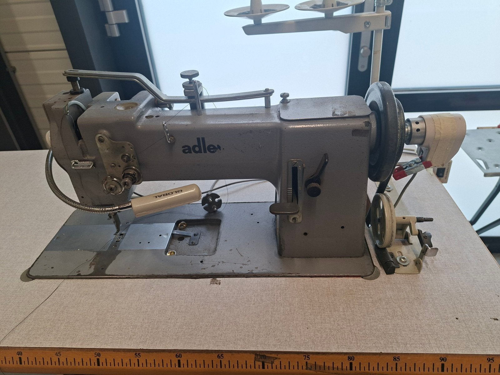 Adler 67-73 Enkel Naald Naaimachine met Stappenmotor, Gebruikt, Naaimachine, Industrieel, Ophalen