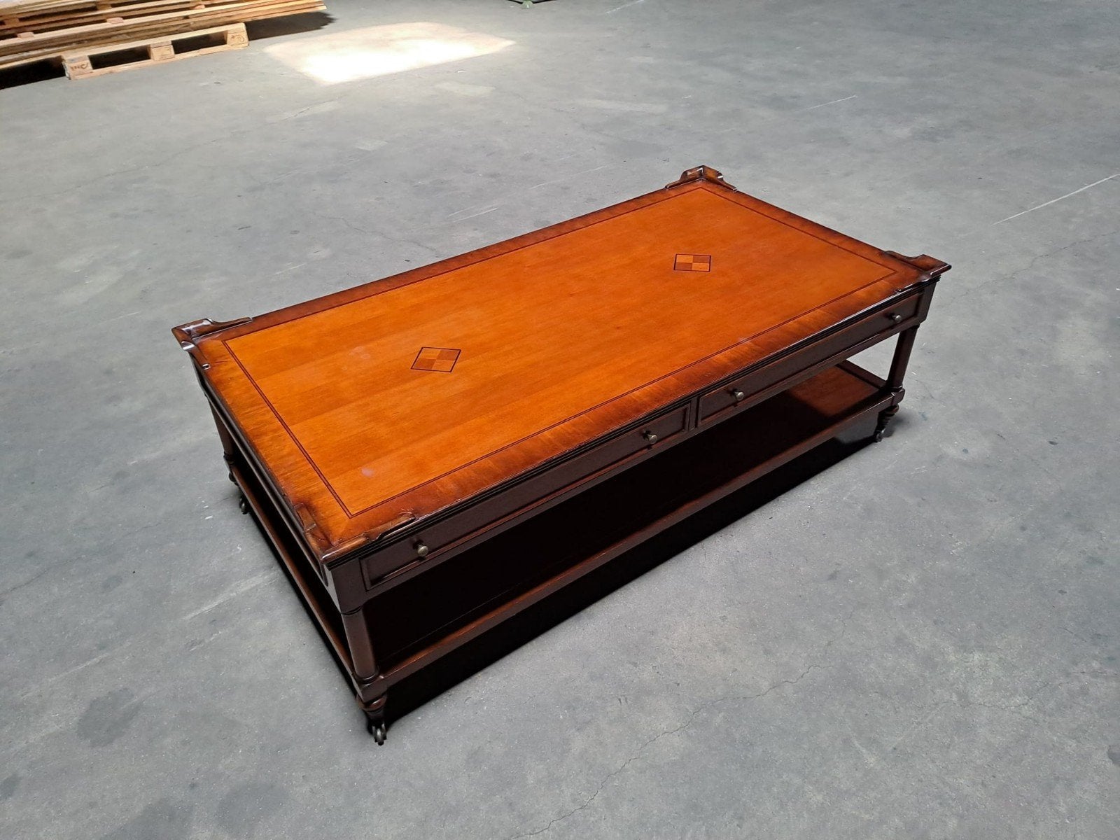 Mooie salon tafel met 4 lades en messing wieltjes, Ophalen