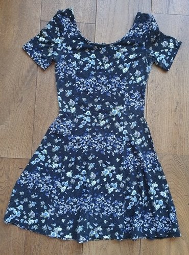 Zwart Jurkje met Rozenprint H&M (36), Zwart, H&M Divided, Ophalen of Verzenden, Knielengte