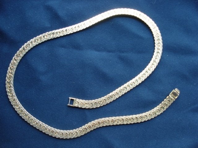 Mooie platte ketting in goudkleur, Sieraden, Tassen en Uiterlijk, Kettingen, Ophalen of Verzenden, Zo goed als nieuw, Goud, Overige materialen