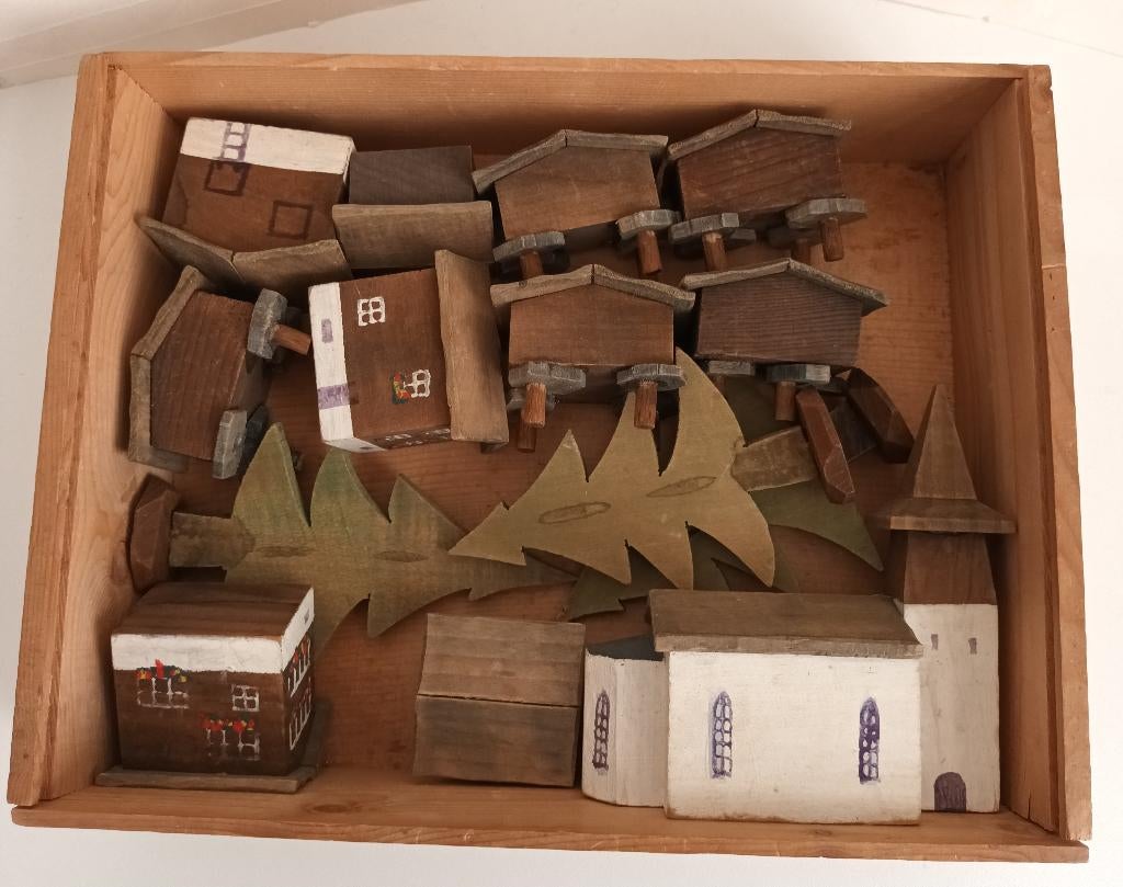 Antiek houten Kistje met 14 Ertsgbergte Kerkje Huisjes Bomen, Ophalen of Verzenden