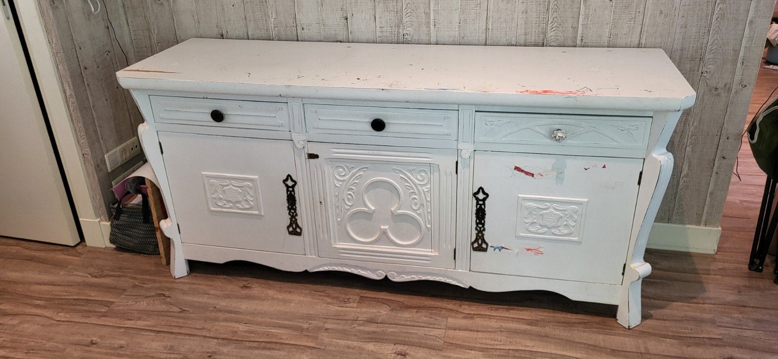 Opknapper: Stevige houten kast met decoratieve details, Ophalen, Gebruikt, Met deur(en), 150 tot 200 cm