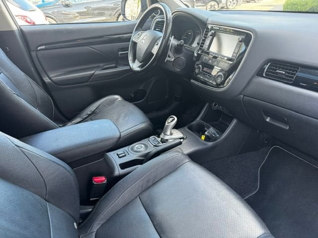Mitsubishi Outlander 2.0 PHEV Instyle 4x4 Automaat Airco/ECC, Auto's, Mitsubishi, Automaat, Zwart, 4 cilinders, Wit