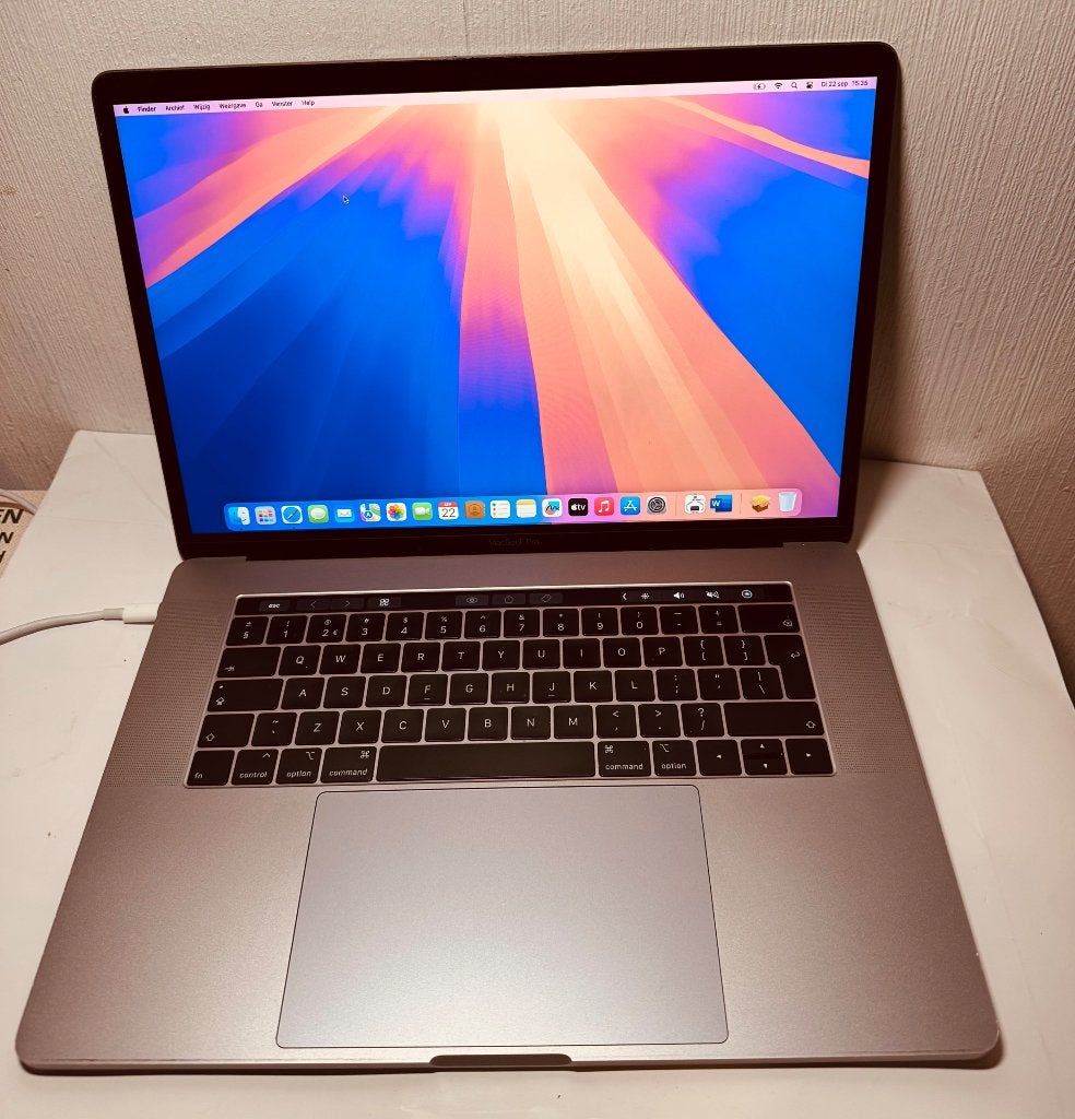 MacBook Pro 15.4inch 256Gb 16Gb  i7 plus office A1990 model, Computers en Software, 256 GB, 2 tot 3 Ghz, Zo goed als nieuw, 16 GB