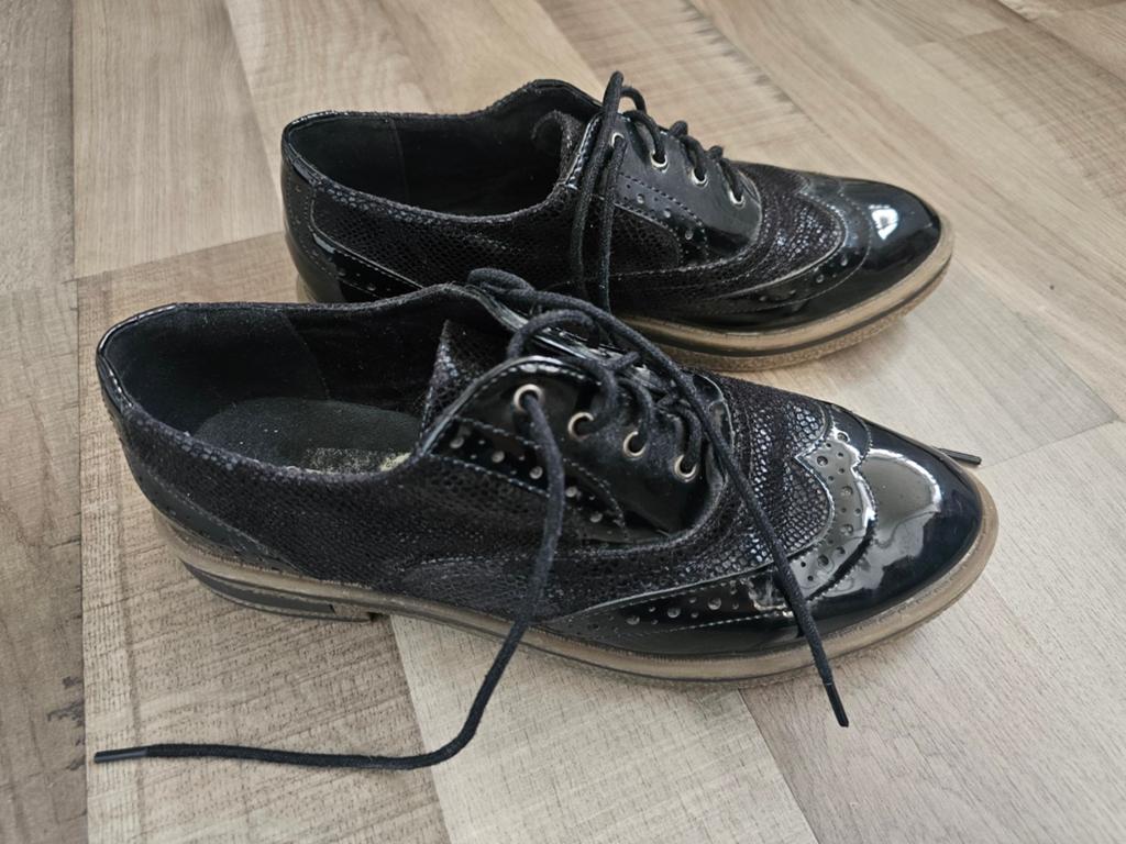 Zwarte lakleren brogues met plateauzool - Maat 38, Schoenen met lage hakken, Zwart, Ophalen of Verzenden, Zo goed als nieuw