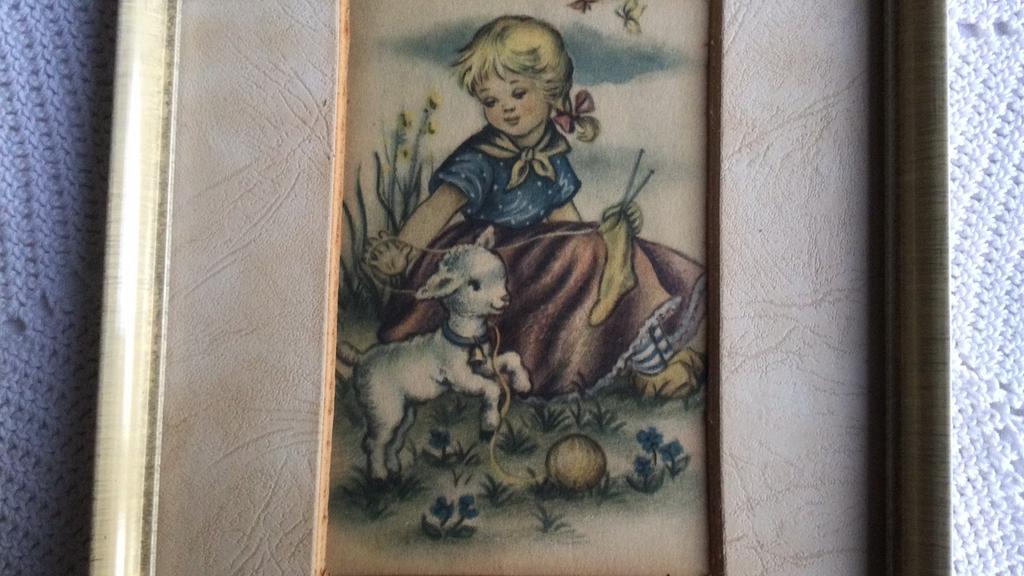 Vintage ingelijste prent breiend meisje met lammetje in wei, Antiek en Kunst, Curiosa en Brocante, Ophalen of Verzenden