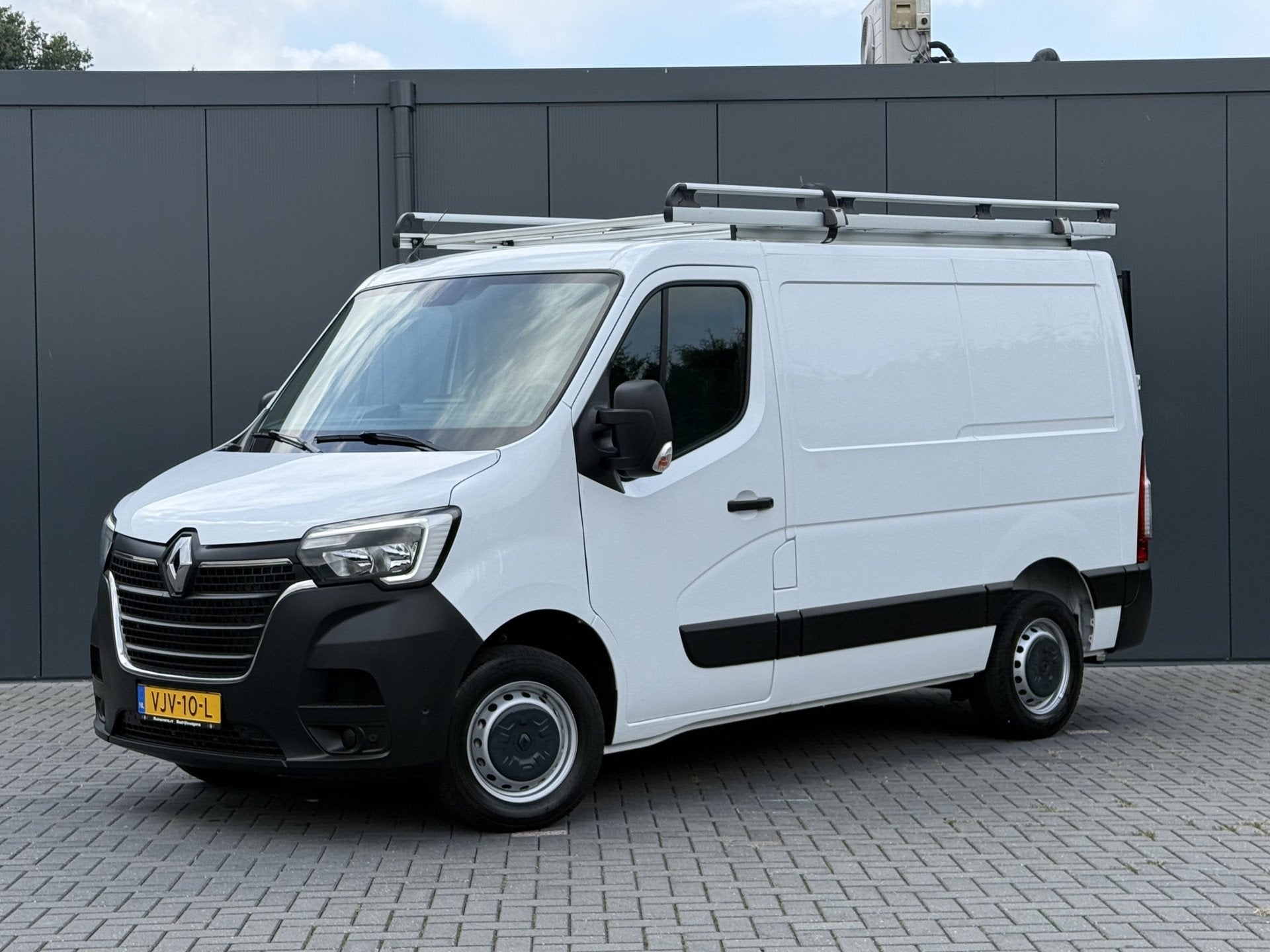 Renault Master 2.3 dCi 135 PK / L1H1 / 19.857 KM! / 2.5 TONS, Auto's, Voorwielaandrijving, Gebruikt, Euro 6, 4 cilinders