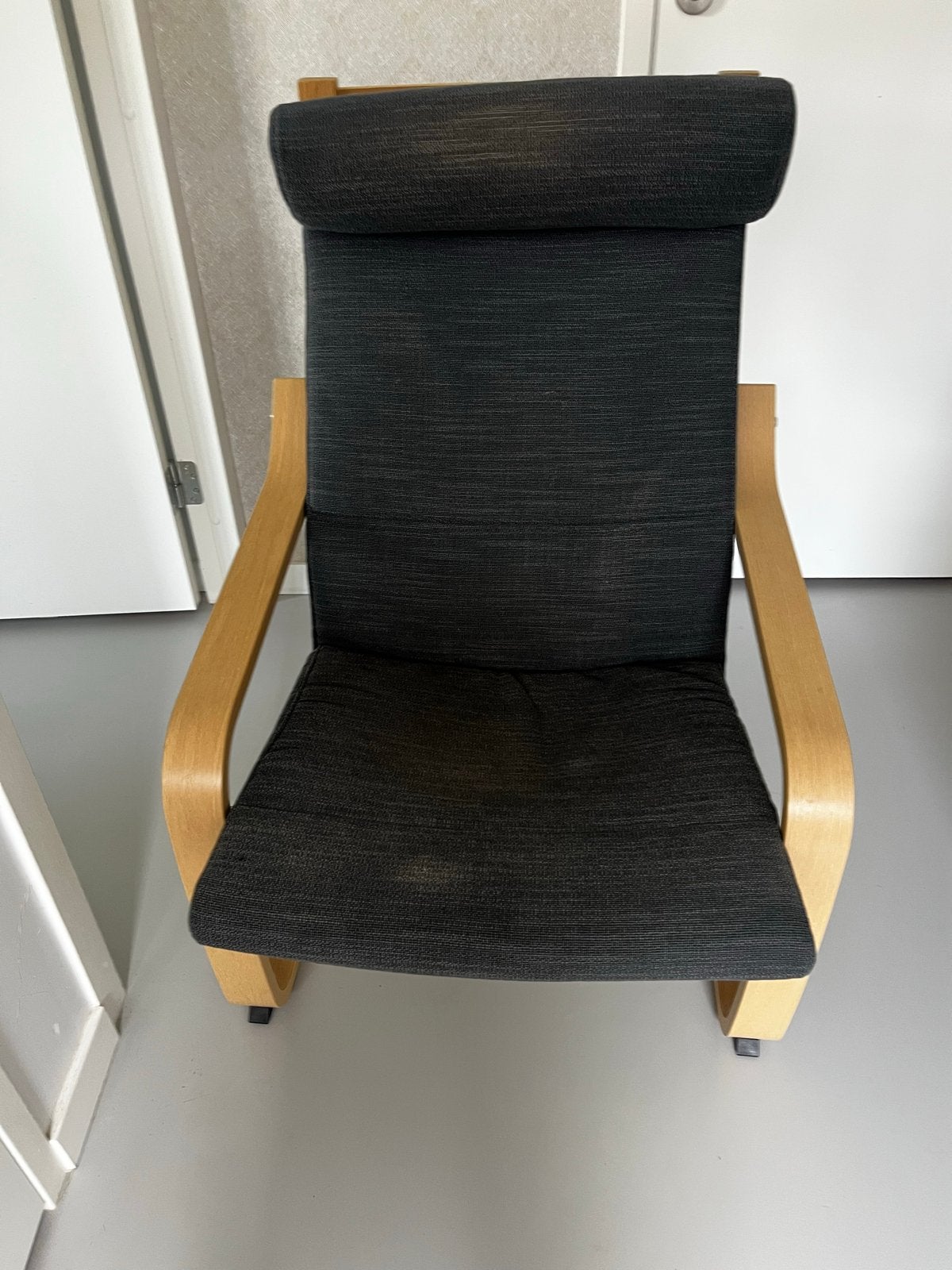 IKEA Poang met houten frame en donkere bekleding, Huis en Inrichting, Stoelen, Ophalen, Gebruikt, Hout, Eén