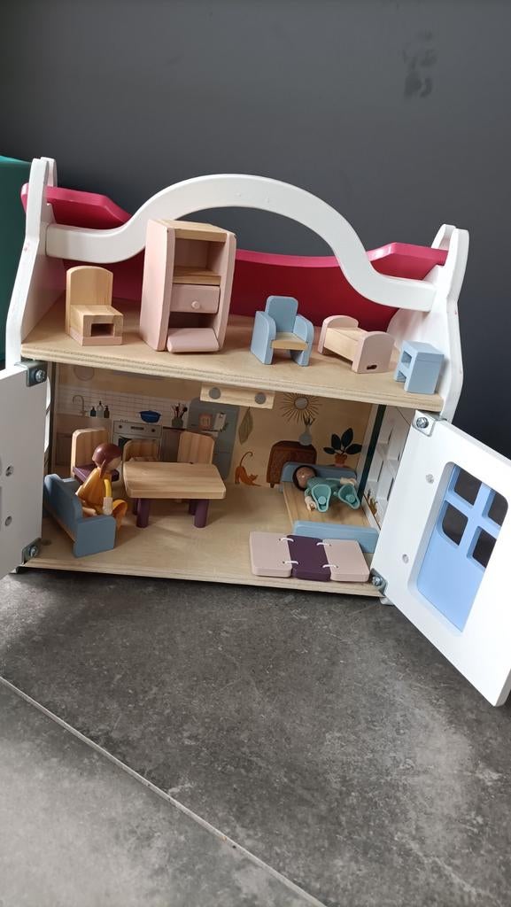 Draagbaar houten poppenhuisje met meubeltjes, Kinderen en Baby's, Speelgoed | Poppenhuizen, Ophalen, Gebruikt, Poppenhuis