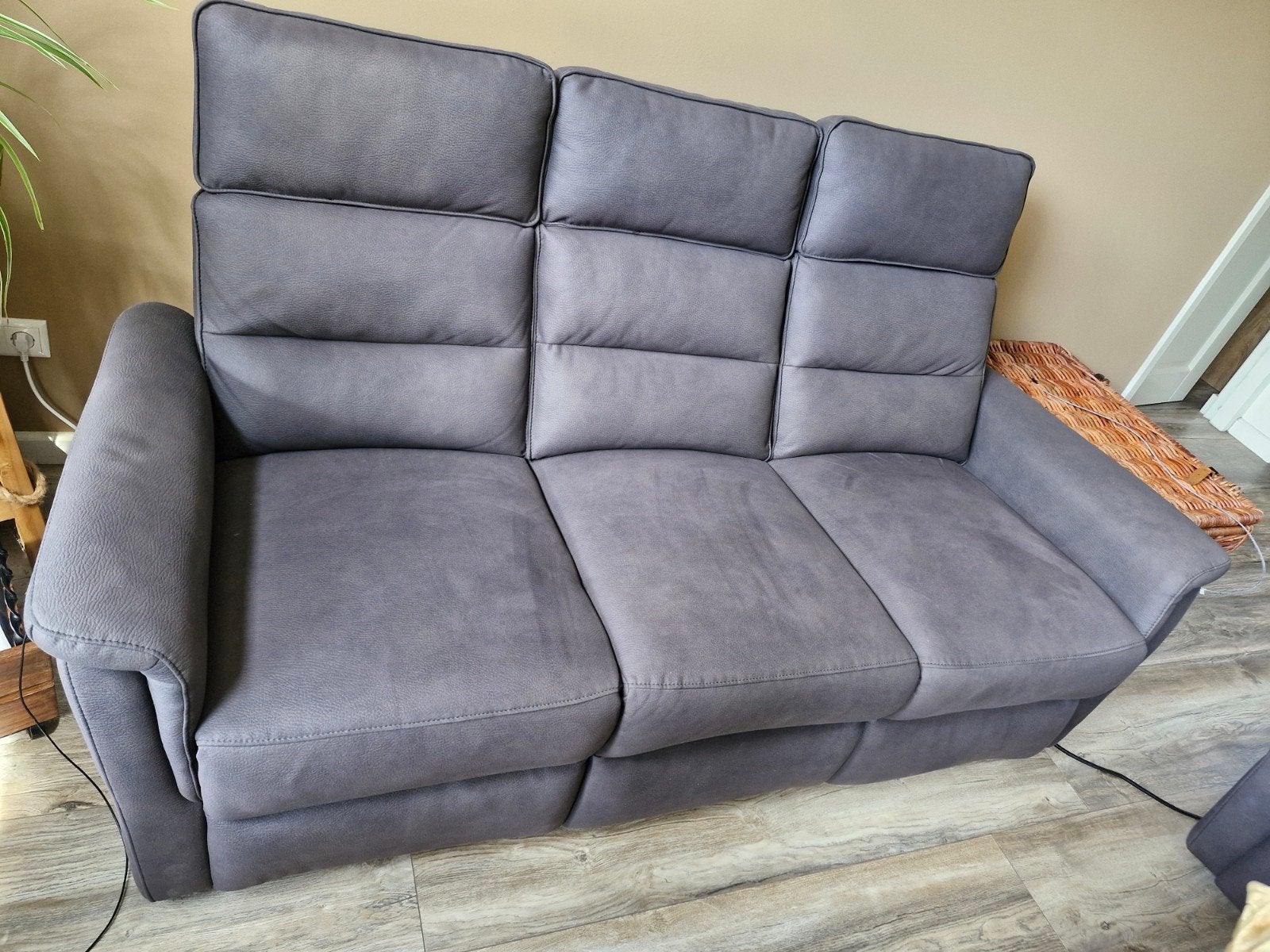 Grijze 2-zits en 3-zits bank met relaxfunctie en USB z.g.a.n, Huis en Inrichting, Banken | Bankstellen, Modern met relaxfunctie
