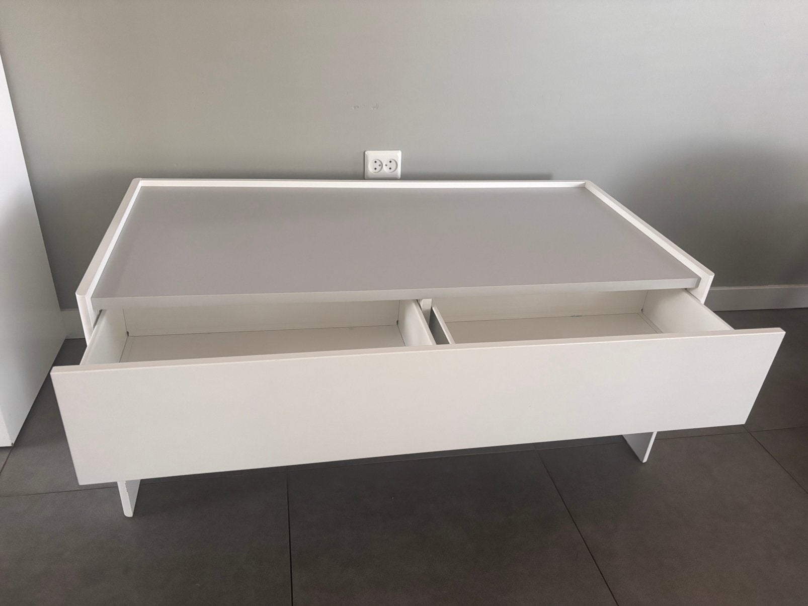 Wit bureautje / kinderbureau met grote lade – 118,5 cm breed, Ophalen