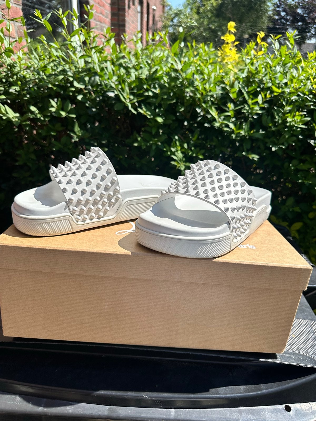 Christian Louboutin Pool Fun Flat Calf Spikes Slippers, Kleding | Dames, Schoenen, Ophalen of Verzenden, Gedragen, Wit, Slippers