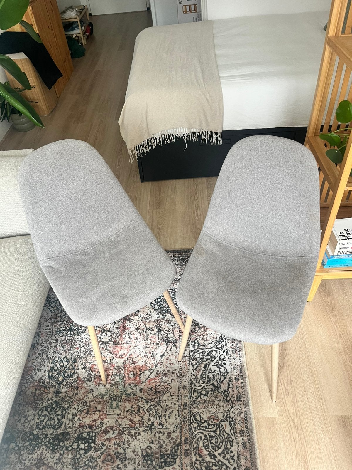 Twee grijze scandinavische stoelen, Ophalen, Zo goed als nieuw, Grijs, Vijf, Zes of meer stoelen