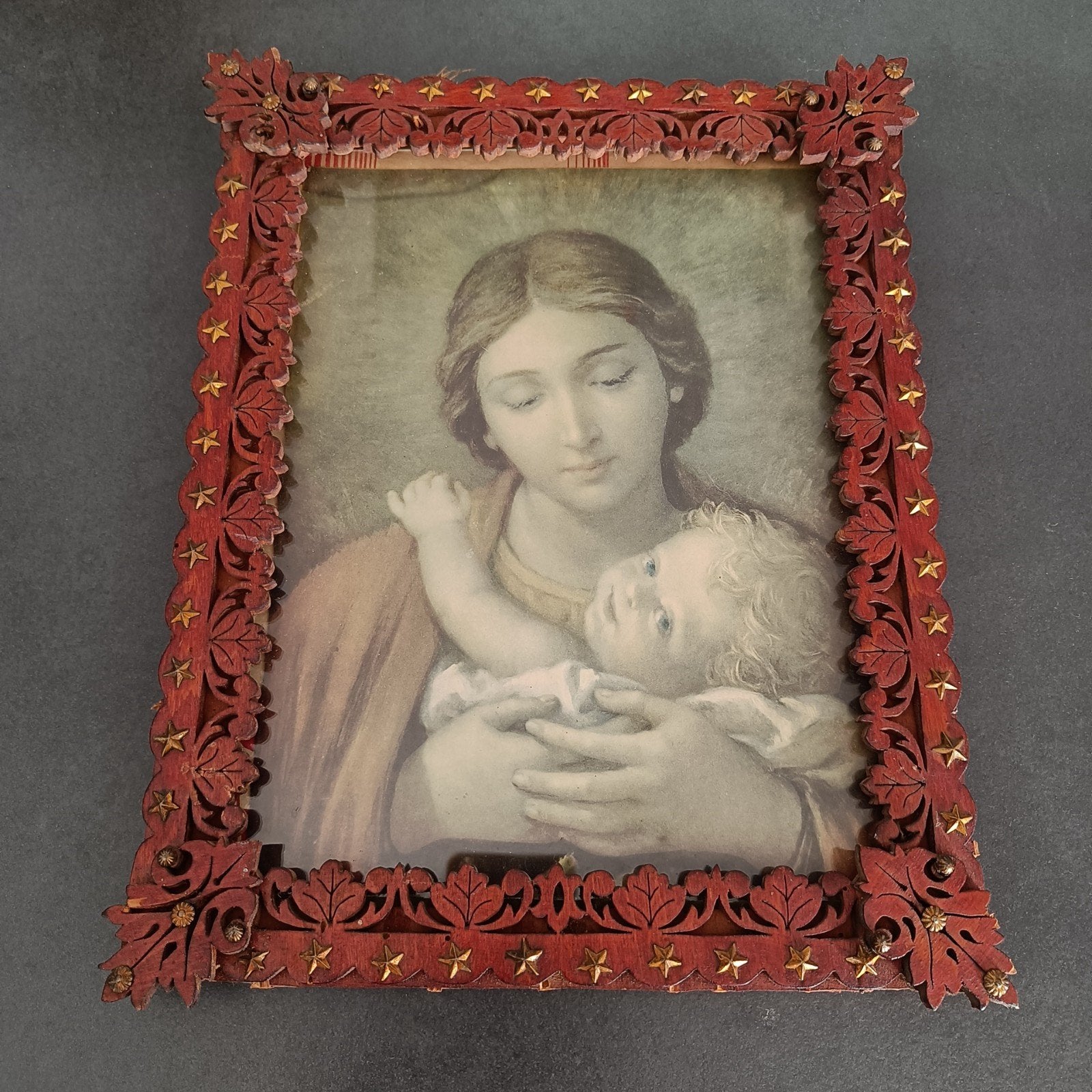 Maria met kind in houtsnijwerk kader., Antiek en Kunst, Antiek | Religie, Ophalen of Verzenden