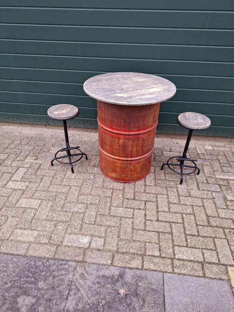 statafel/ olievat met twee krukjes, Ophalen, Gebruikt, Rond, Hout
